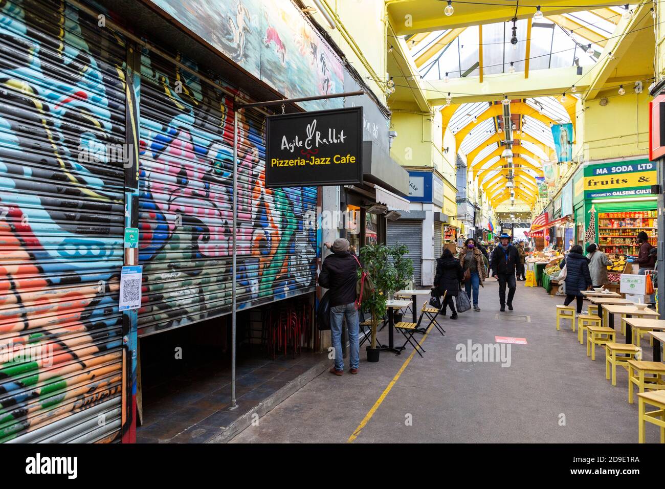 Fermeture de boutiques et de restaurants à Brixton Village à la veille du deuxième confinement national de la COVID-19, Londres, 4 novembre 2020 Banque D'Images