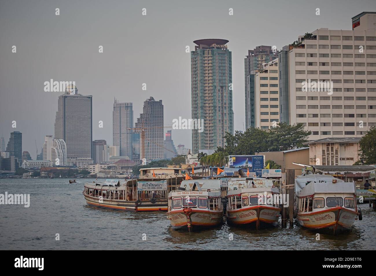 Bangkok, Thaïlande, mars 2016. Navires de la rivière Chao Phraya bateaux de service public au coucher du soleil. Banque D'Images