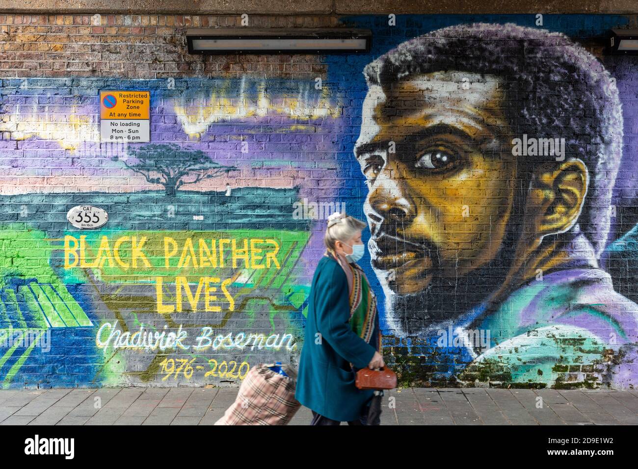 Fresque en hommage à l'acteur décédé Chadwick Boseman sur Pope's Road, Brixton, Londres, 4 novembre 2020 Banque D'Images