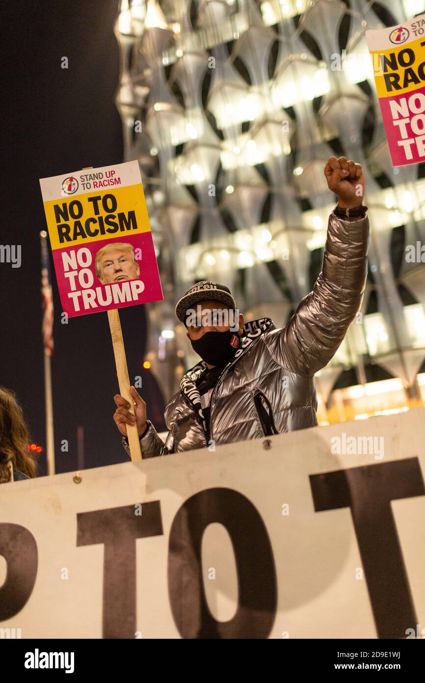 Un manifestant tenant un écriteau et applaudisant son poing devant l'ambassade des États-Unis lors d'une manifestation anti-Trump, Londres, 4 novembre 2020 Banque D'Images