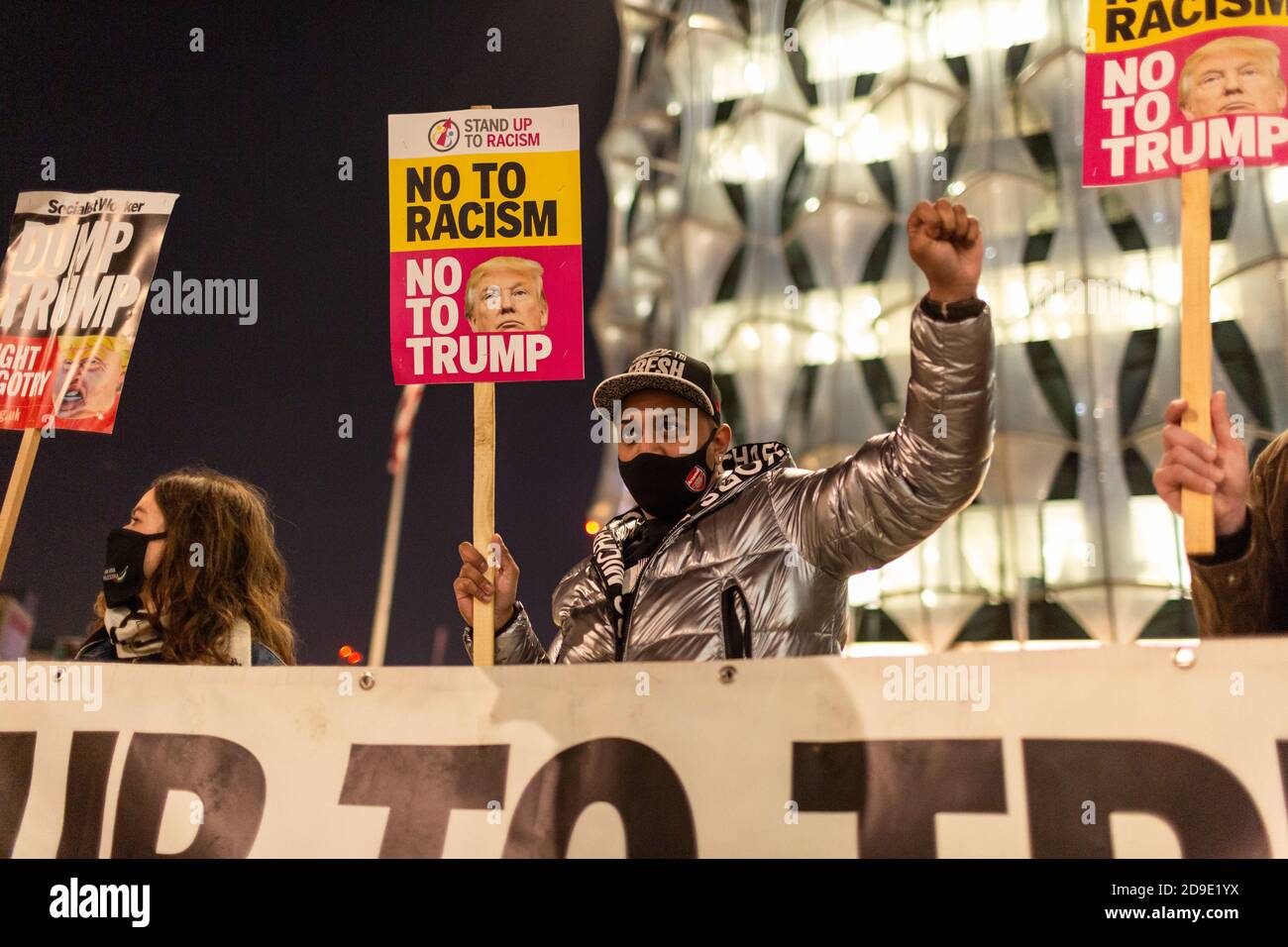 Un manifestant tenant un écriteau et applaudisant son poing devant l'ambassade des États-Unis lors d'une manifestation anti-Trump, Londres, 4 novembre 2020 Banque D'Images