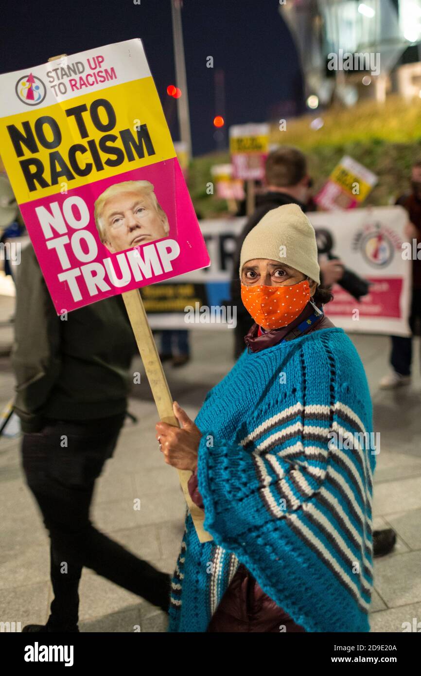 Portrait d'une femme sous masque portant un écriteau lors d'une manifestation contre Trump, ambassade des États-Unis, Londres, 4 novembre 2020 Banque D'Images