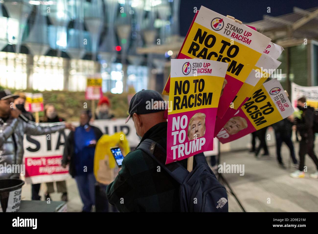 Manifestant tenant des pancartes lors d'une manifestation contre Trump, ambassade des États-Unis, Londres, 4 novembre 2020 Banque D'Images