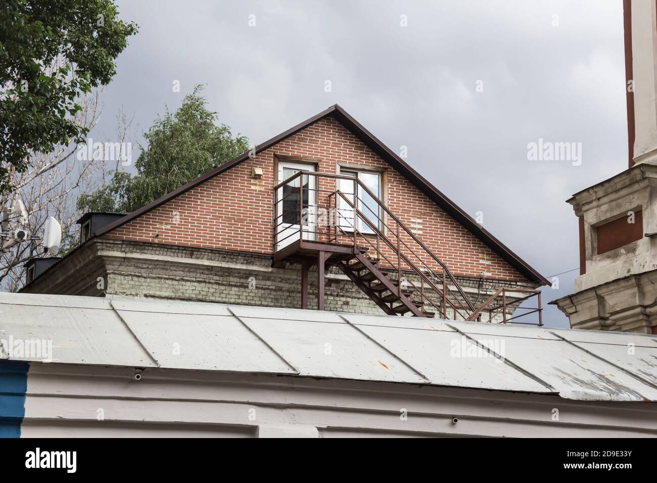 Un escalier mène à l'entrée du grenier. Espace de vie sur le toit d'une maison.photo pour un site sur l'architecture et la restauration des maisons. Banque D'Images