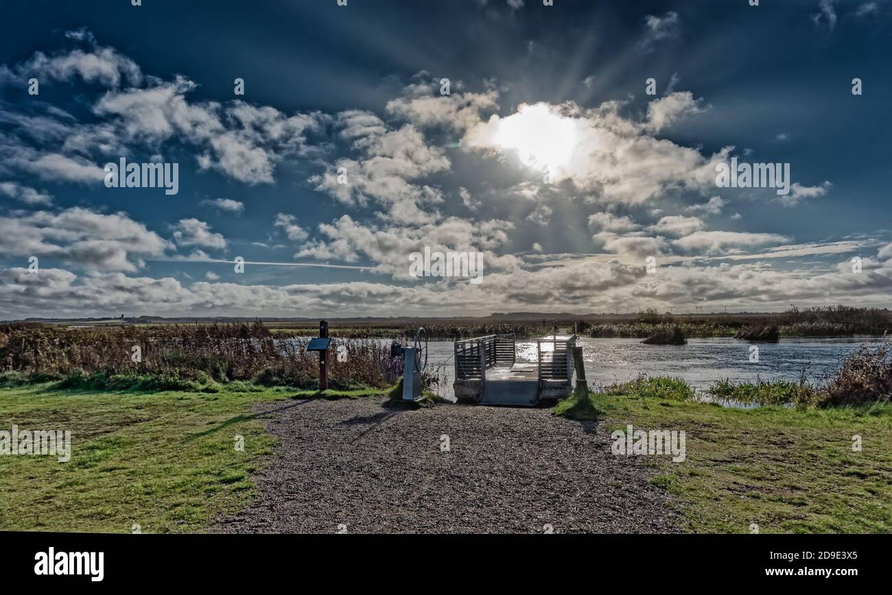 Bac de remorquage dans les prés de Skjern près de la station de pompage Nord, Danemark Banque D'Images