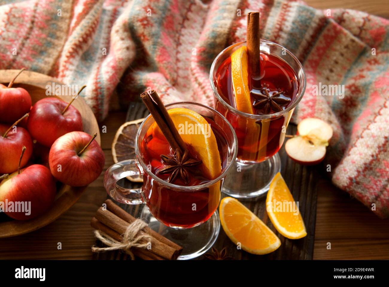 Vin chaud aux agrumes et aux épices. Couple de verres de vin d'hiver grog avec l'orange, la cannelle et l'anis Banque D'Images