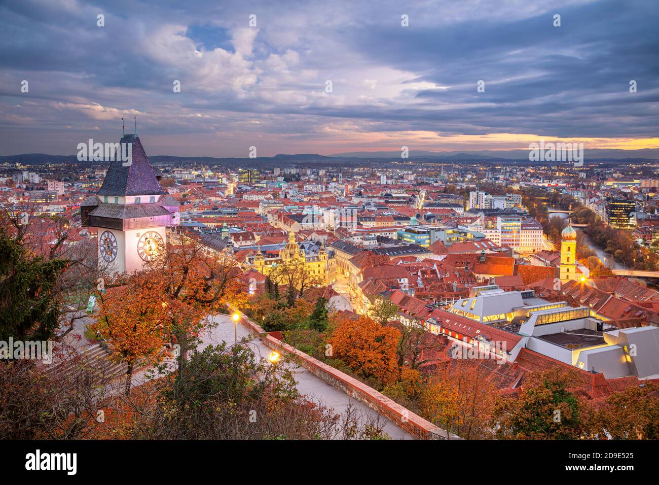 Graz, Autriche. Image du paysage urbain de Graz, Autriche avec la Tour de l'horloge au beau coucher du soleil d'automne. Banque D'Images