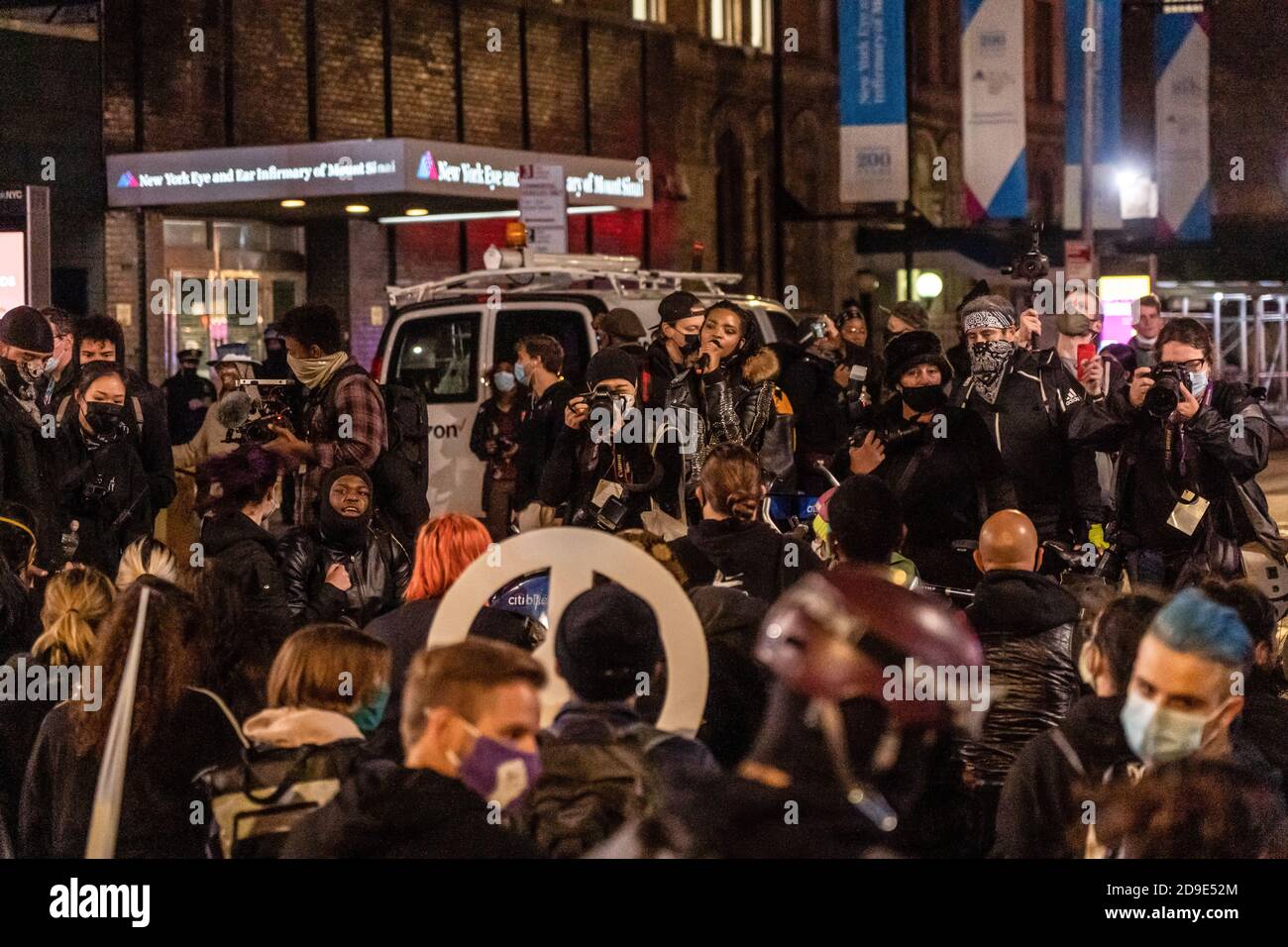 New York, États-Unis. 04e novembre 2020. Des manifestants Black Live Matter bloquent la jonction de 14 Street et 2 Avenue, tandis que des activistes prononcent un discours lors de l'affrontement avec la police du NYPD.de nombreux groupes de manifestants Black Live Matter ont défilé dans les rues de Manhattan le 4 novembre pour appeler à la définance de la police. Les policiers du NYPD ont affronté les manifestants et procédé à plusieurs arrestations. Crédit : SOPA Images Limited/Alamy Live News Banque D'Images