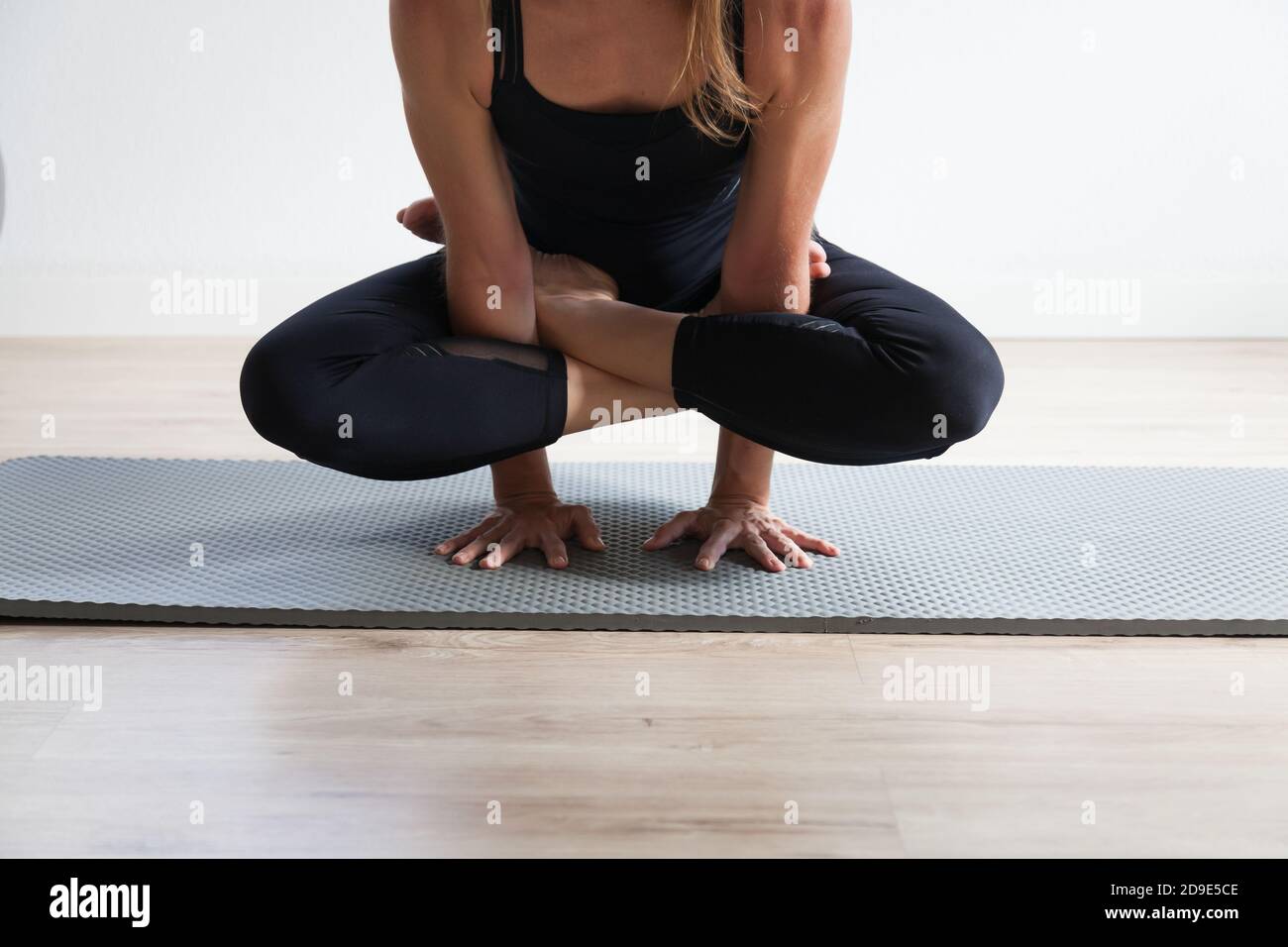 Femme sportive pratiquant le yoga dans un studio de loft lumineux Banque D'Images