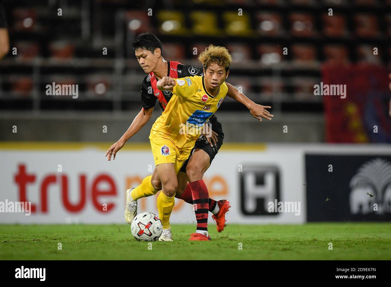 Tanasith Siripala de Port FC vu en action pendant le match de la Ligue thaïlandaise 2020 entre Bangkok United F.C. et Port FC au stade de Thammasat.( score final; Bangkok United F.C. 0-1 ports FC.) Banque D'Images