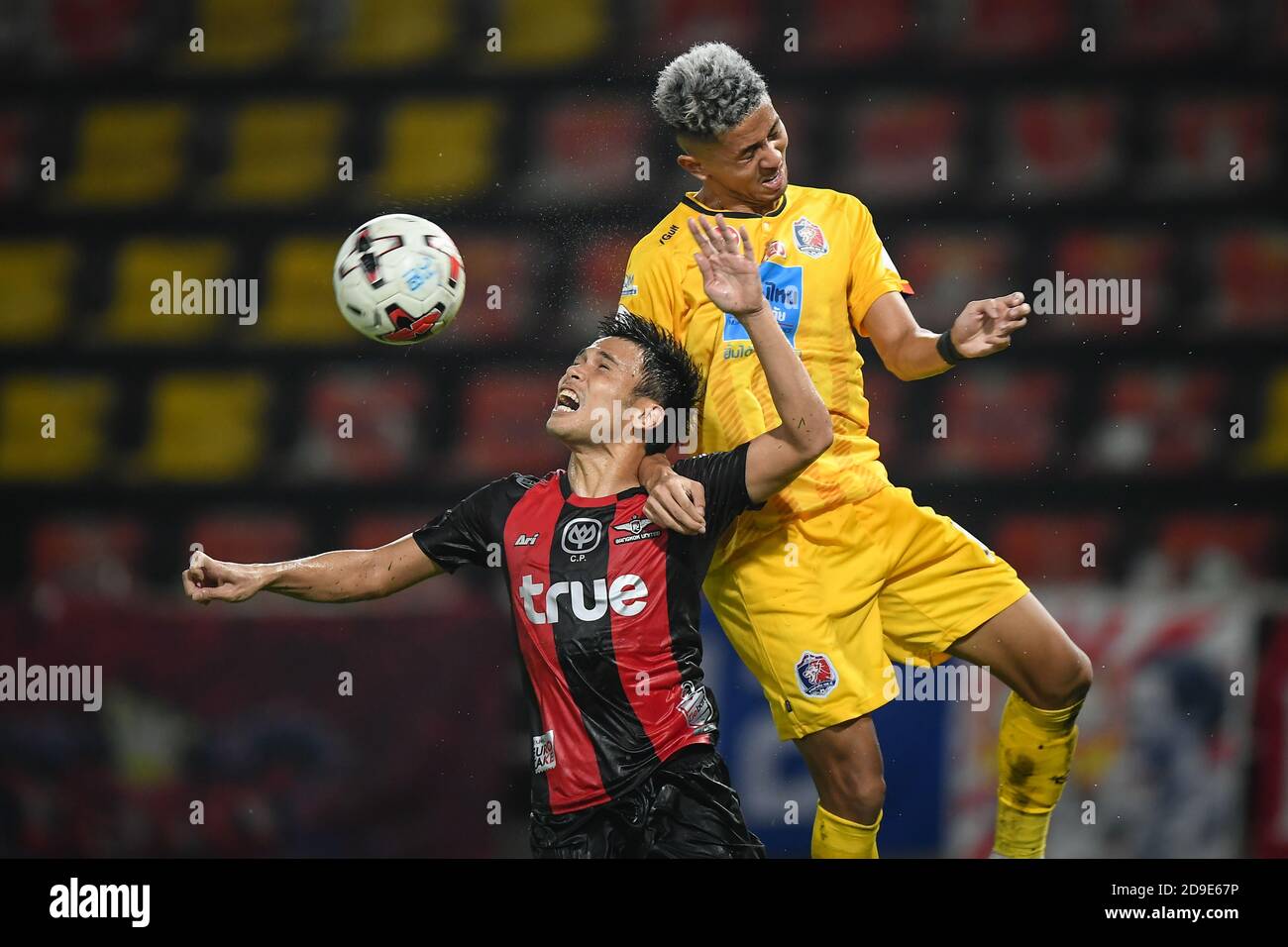 Putthinan Wannasri (L) de Bangkok United F.C. et Bordin Phala (R) de Port FC vu en action pendant le match de la Ligue thaïlandaise 2020 entre Bangkok United F.C. et Port FC au stade de Thammasat.( finale; Bangkok United F.C. 0-1 ports FC.) Banque D'Images