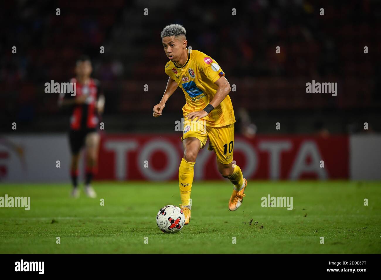 Bordin Phala de Port FC vu en action pendant le match de la Ligue thaïlandaise 2020 entre Bangkok United F.C. et Port FC au stade de Thammasat.( score final; Bangkok United F.C. 0-1 ports FC.) Banque D'Images