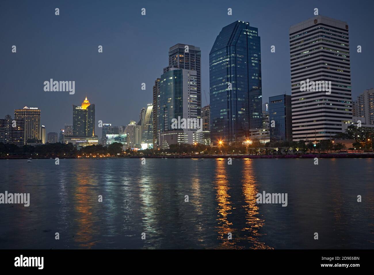 Bangkok, Thaïlande, mars 2016. Vue sur les gratte-ciels de la ville depuis le lac Benchakiti Park la nuit. Banque D'Images
