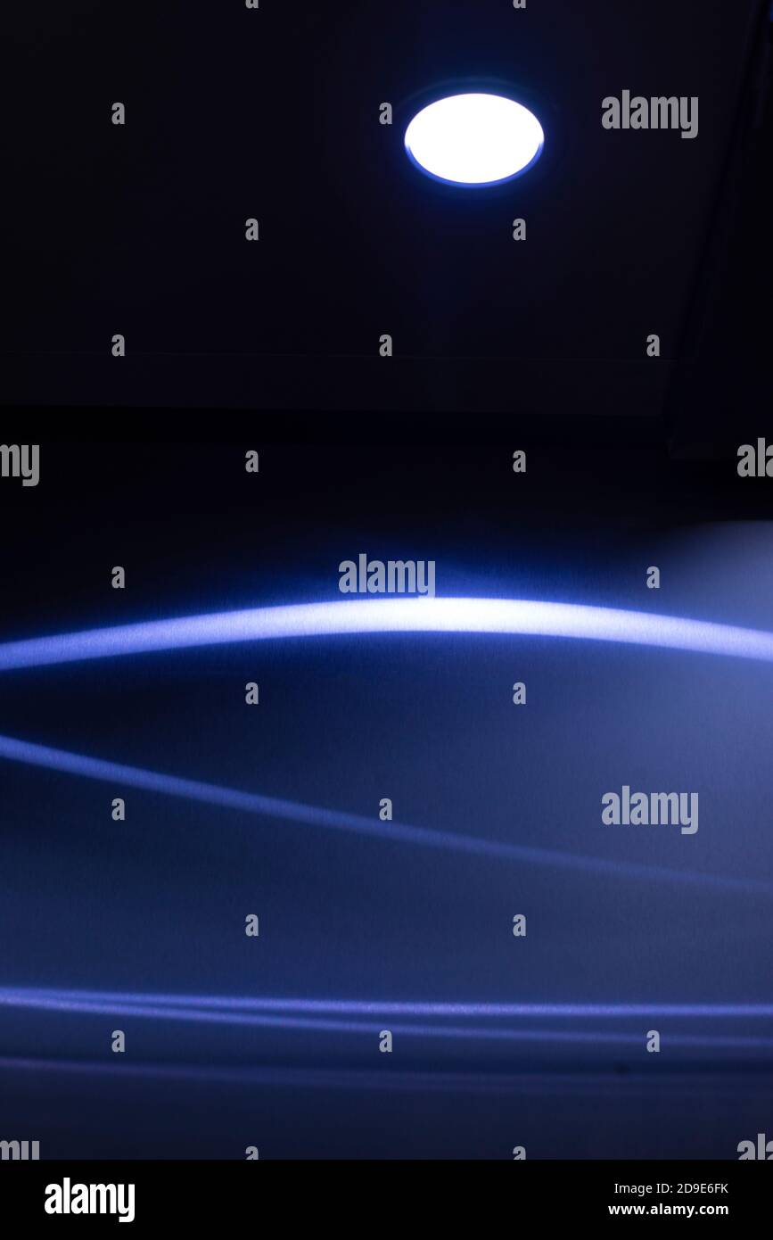 Des expériences de haute technologie. Reflet de traînées de lumière sur une surface métallique. Illusions optiques sur le métal. Web. Effets informatiques. Banque D'Images