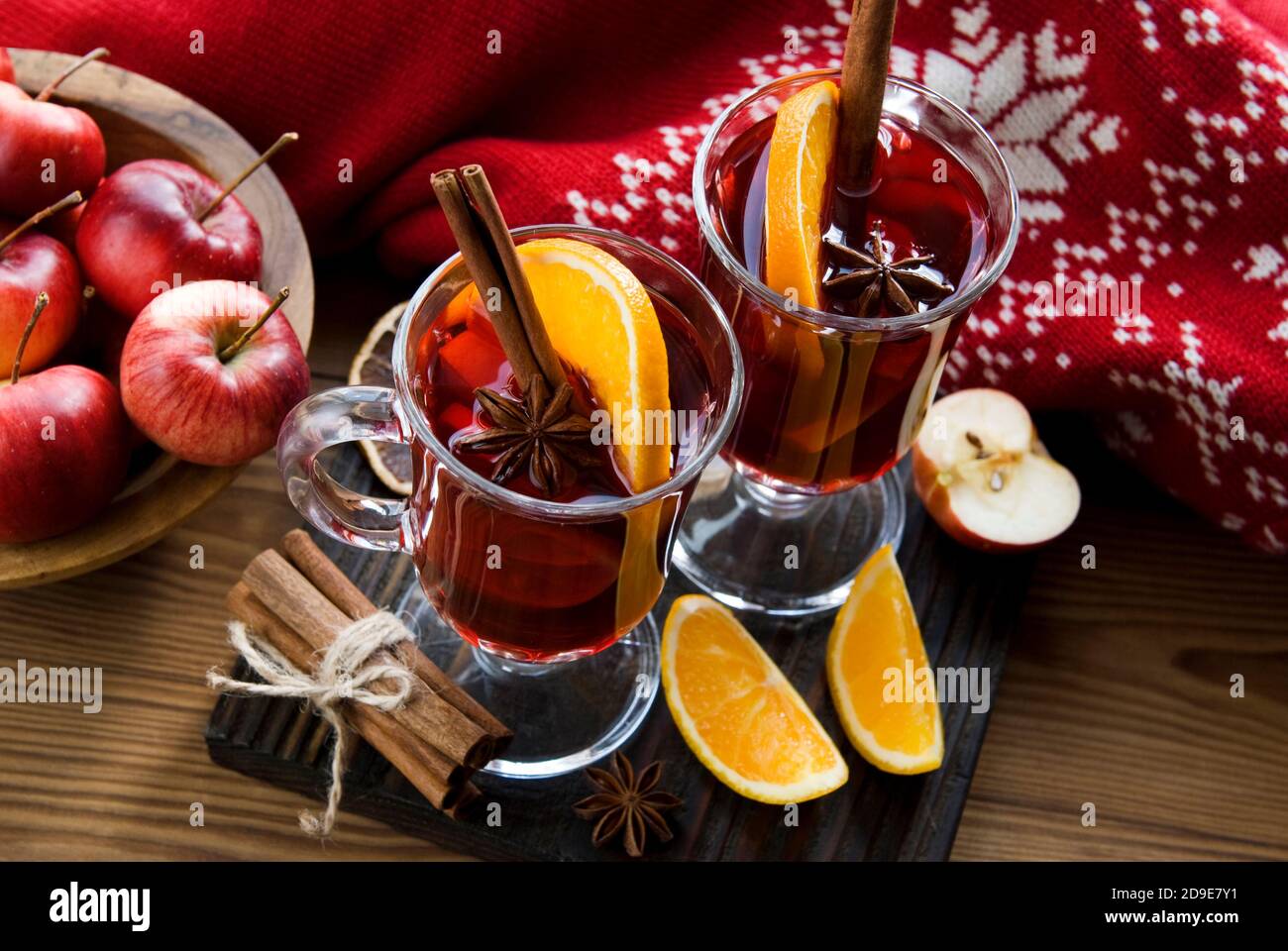 Vin chaud aux agrumes et aux épices. Couple de verres de vin d'hiver grog avec l'orange, la cannelle et l'anis Banque D'Images