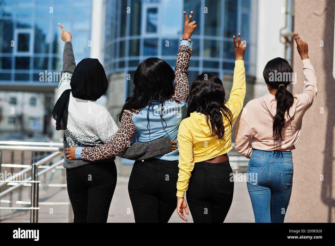 Vue arrière de quatre jeunes femmes africaines américaines passent du temps ensemble. Banque D'Images