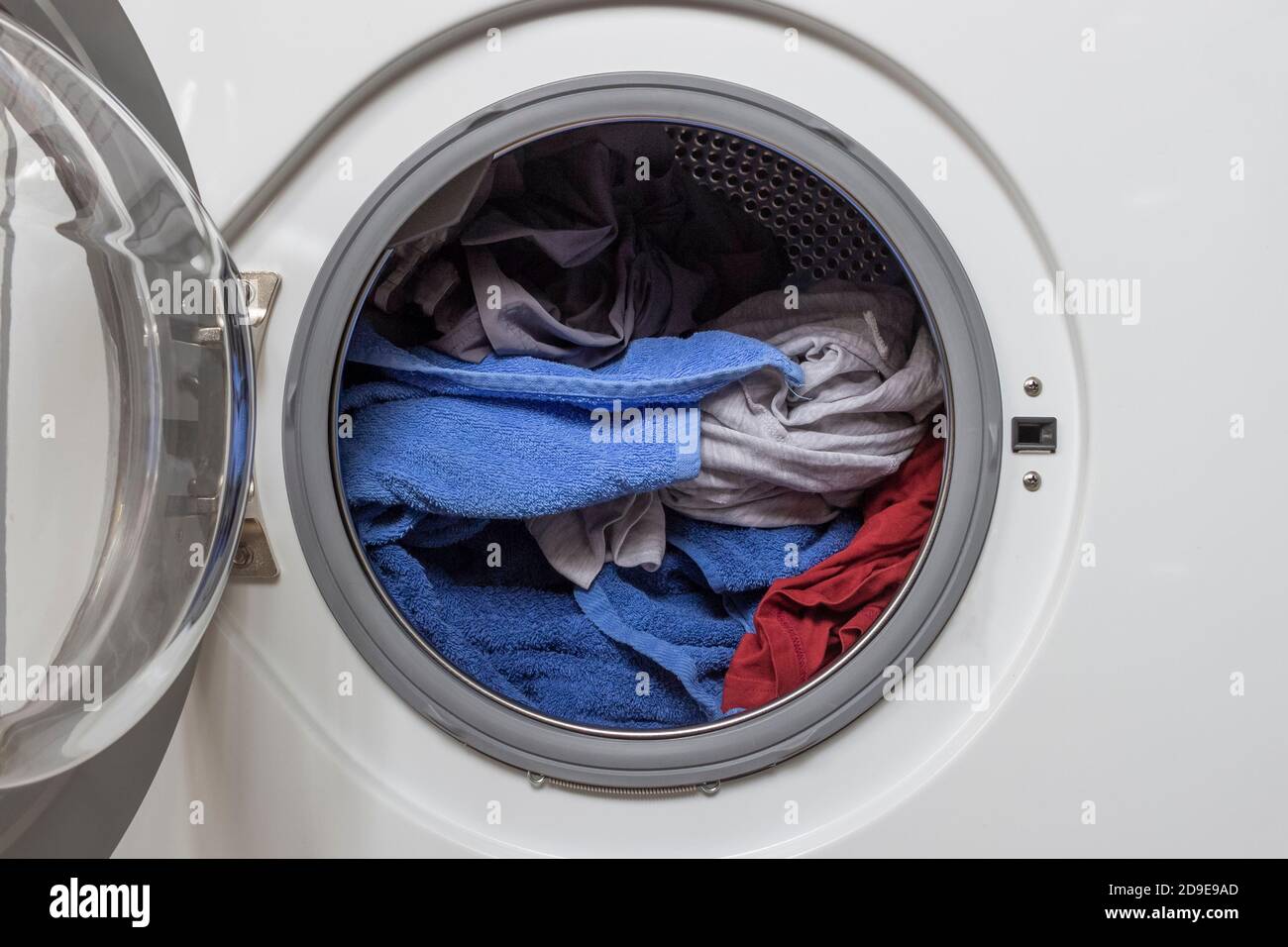 Ouvrez la porte du lave-linge avec le linge à l'intérieur. Banque D'Images