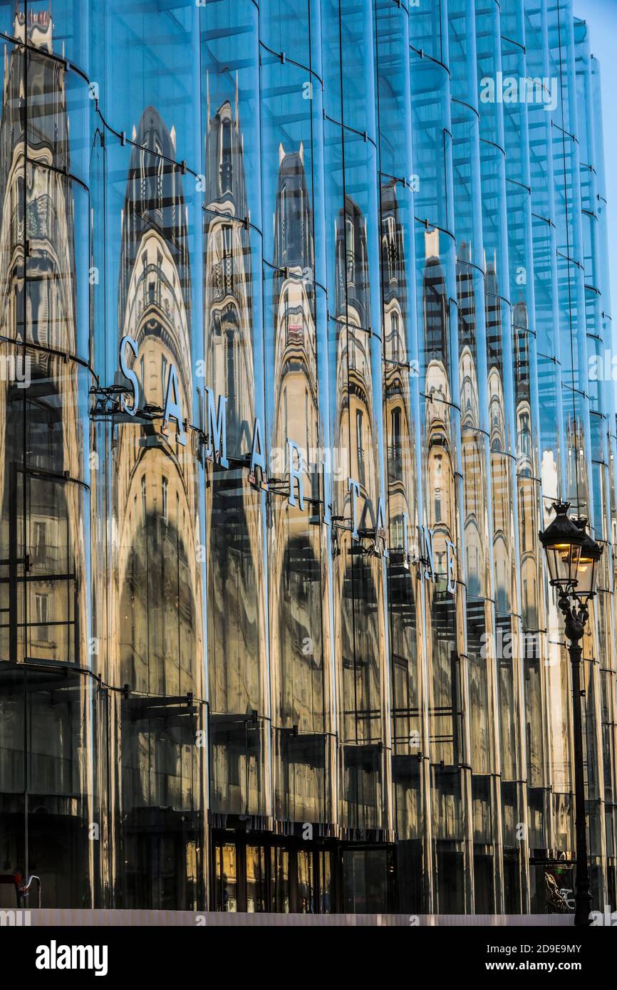 LA SAMARITAINE N'ATTEND QUE LE TEMPS PARFAIT POUR ROUVRIR Banque D'Images