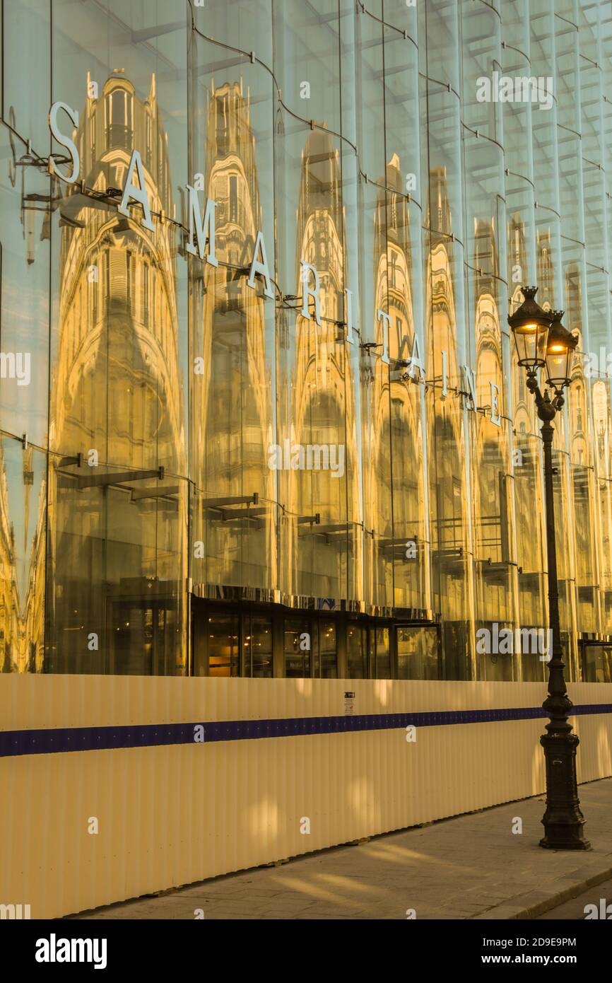 LA SAMARITAINE N'ATTEND QUE LE TEMPS PARFAIT POUR ROUVRIR Banque D'Images