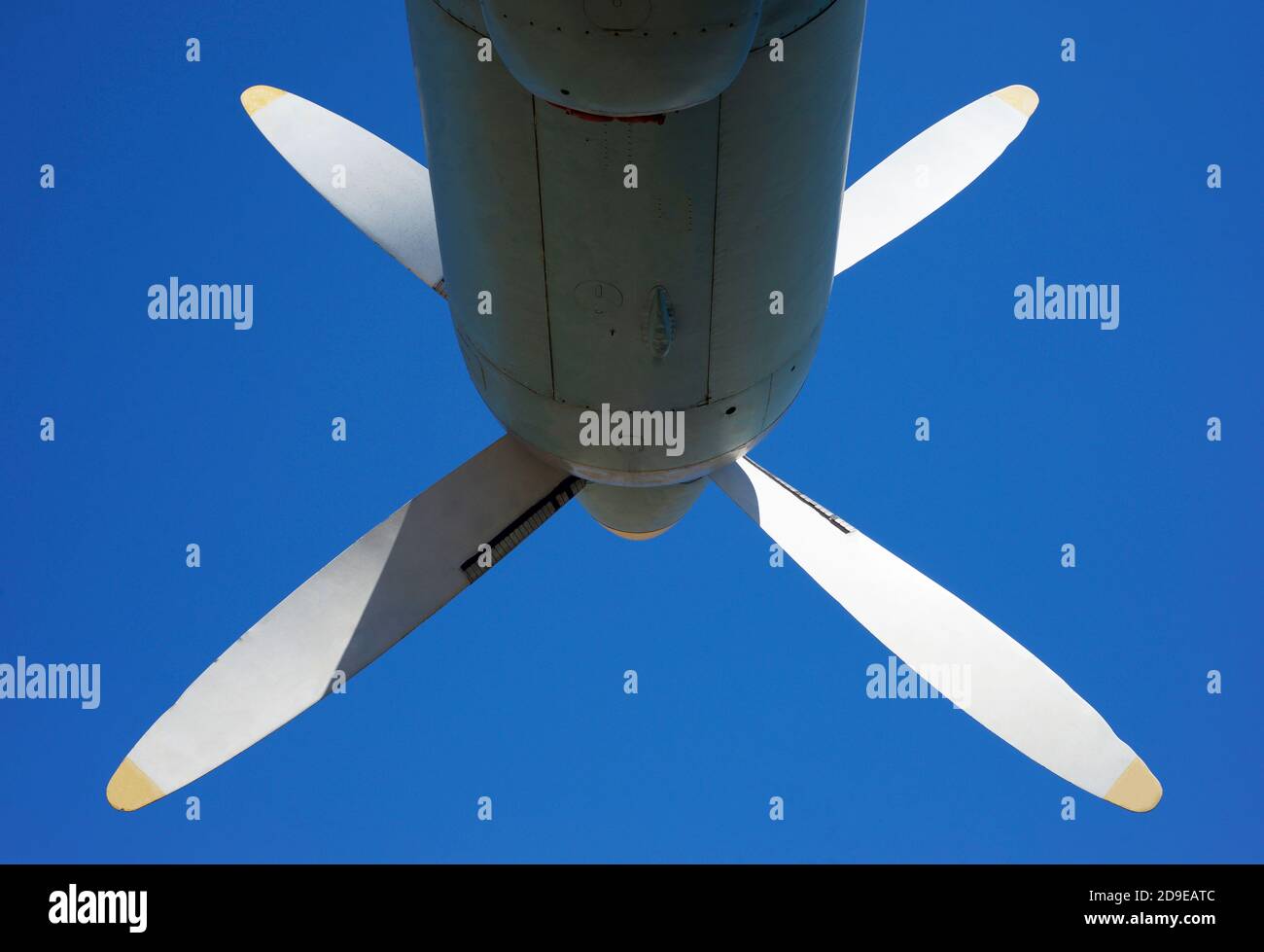 L'avion propulse contre le ciel bleu. Lames d'avion. Banque D'Images
