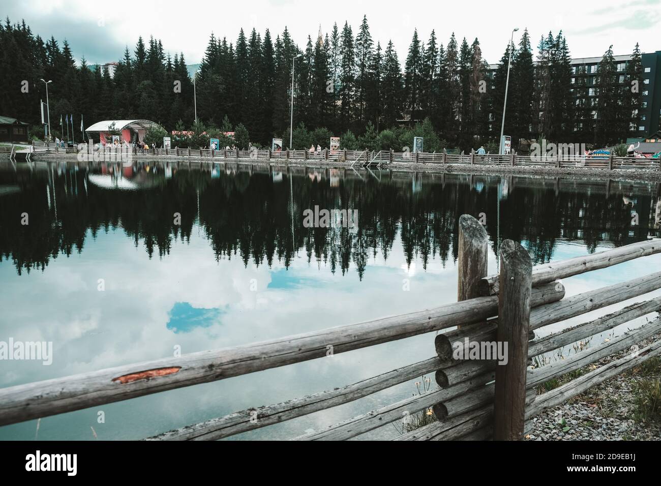 Bukovel, Ukraine - juillet 2020 : beau lac avec reflet des arbres dans l'eau. Célèbre station ukrainienne de Bukovel en été. Repos et loisirs Banque D'Images