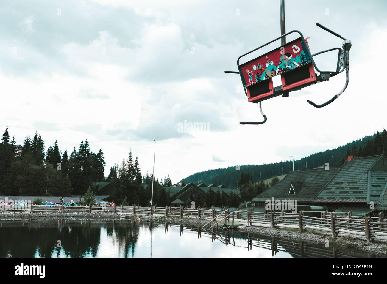 Bukovel, Ukraine - juillet 2020 : télésiège vide en été dans une station de ski ukrainienne très prisée Bukovel. Beau lac et montagnes carpathes. Banque D'Images