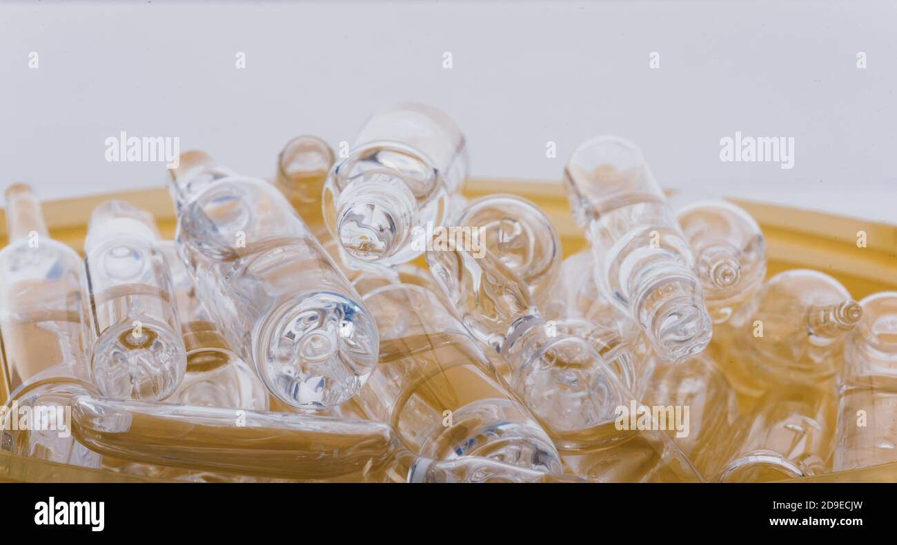 Ampoule en verre flacon pour injection médicale. La médecine est le chlorure de sodium liquide avec de la solution aqueuse en ampoule. Close up. Bouteilles ampoule multicolor. Banque D'Images