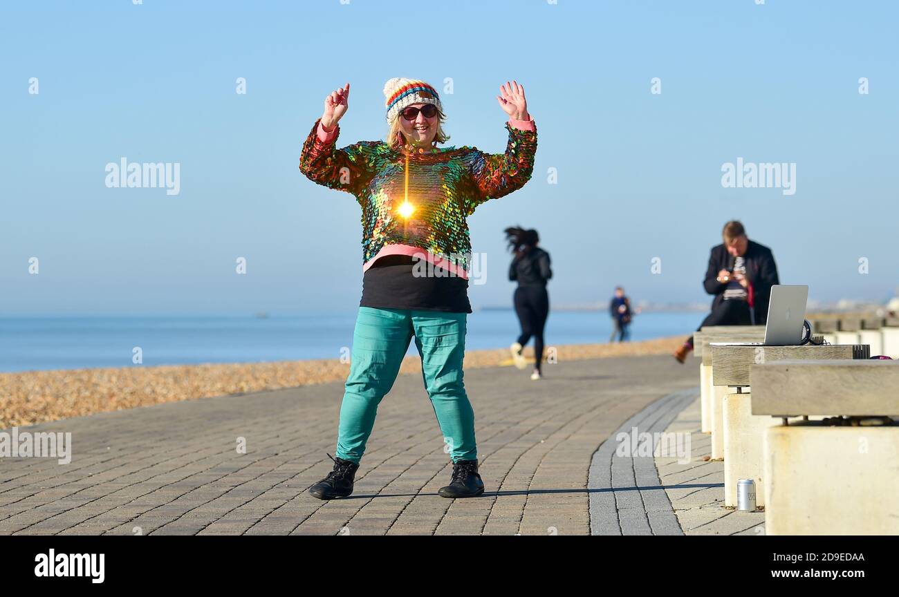 Brighton Royaume-Uni 5 novembre 2020 - Cara Mathia Brennan connu sous le nom de Cara Sparkles danse le long de Brighton front de mer dans un beau soleil le premier jour des nouvelles restrictions de blocage du coronavirus en Angleterre comme temps plus ensoleillé est prévu pour les prochains jours . Cara va danser chaque jour à travers le nouveau verrouillage comme elle l'a fait pour le premier verrouillage plus tôt cette année : crédit Simon Dack / Alamy Live News Banque D'Images