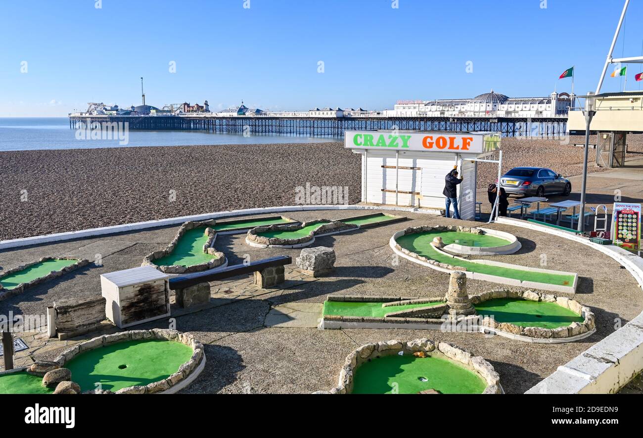 Brighton Royaume-Uni 5 novembre 2020 - le parcours de golf Crazy sur le front de mer de Brighton est fermé sous un beau soleil le premier jour des nouvelles restrictions de verrouillage du coronavirus en Angleterre, car le temps plus ensoleillé est prévu pour les prochains jours : Credit Simon Dack / Alay Live News Banque D'Images
