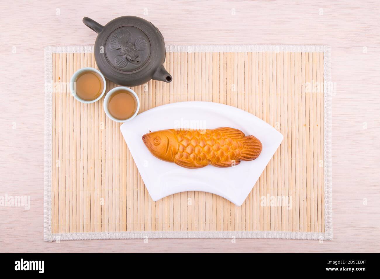 Pâtisseries au pain de lune en forme de poisson pour la fête chinoise de la mi-automne avec thé Banque D'Images