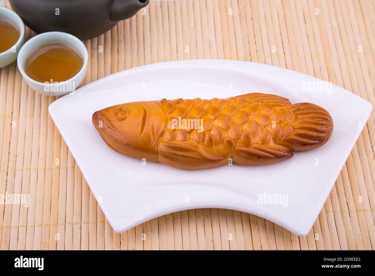 Pâtisseries au pain de lune en forme de poisson pour la fête chinoise de la mi-automne avec thé Banque D'Images