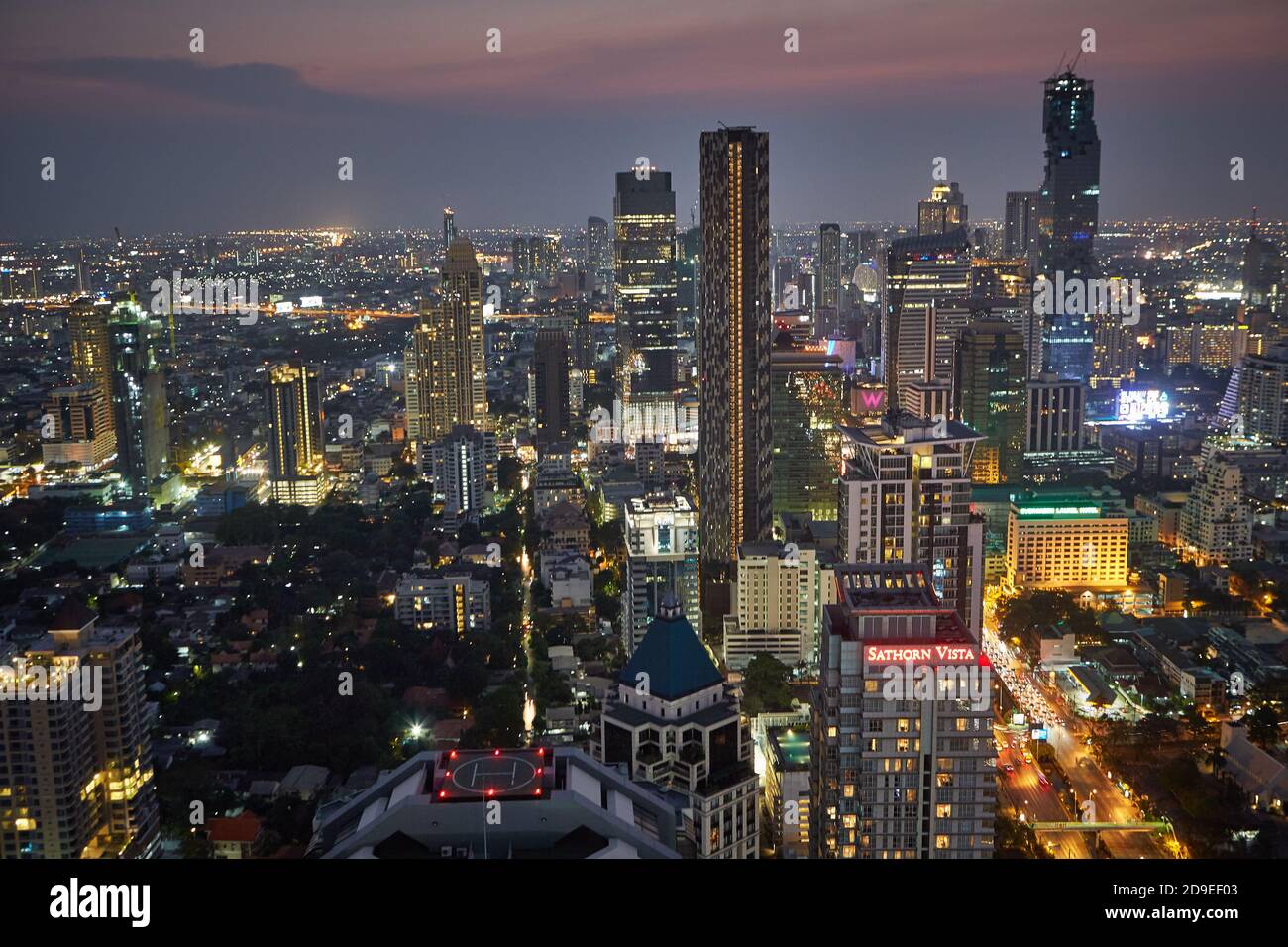 Bangkok, Thaïlande, mars 2016. Vue aérienne de la ville avec des gratte-ciels en premier plan la nuit. Banque D'Images