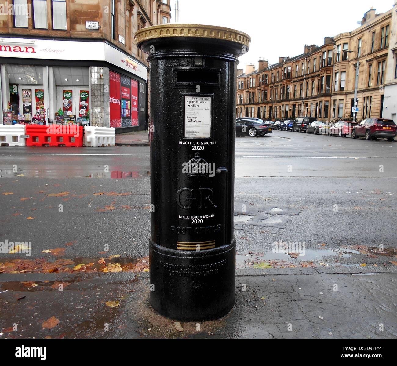 Cette boîte postale du Royal Mail, à Glasgow, a été peinte en noir et en or pour célébrer le mois de l'histoire des Noirs, le 2020 octobre. C'est un hommage à Walter Tull, qui a été le 1er officier noir de l'Armée britannique régulière. Il a également été inscrit pour jouer à l'équipe de football des Rangers avant d'être tué en action, en France, le 25 mars 1918. ALAN WYLIE/ALAMY© Banque D'Images