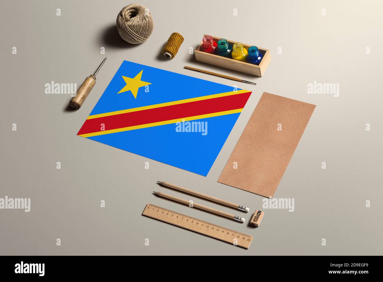 Congo calligraphie concept, accessoires et outils pour l'écriture belle, crayons, stylos, encre, pinceau, papier d'artisanat et carton de fabrication sur ta en bois Banque D'Images