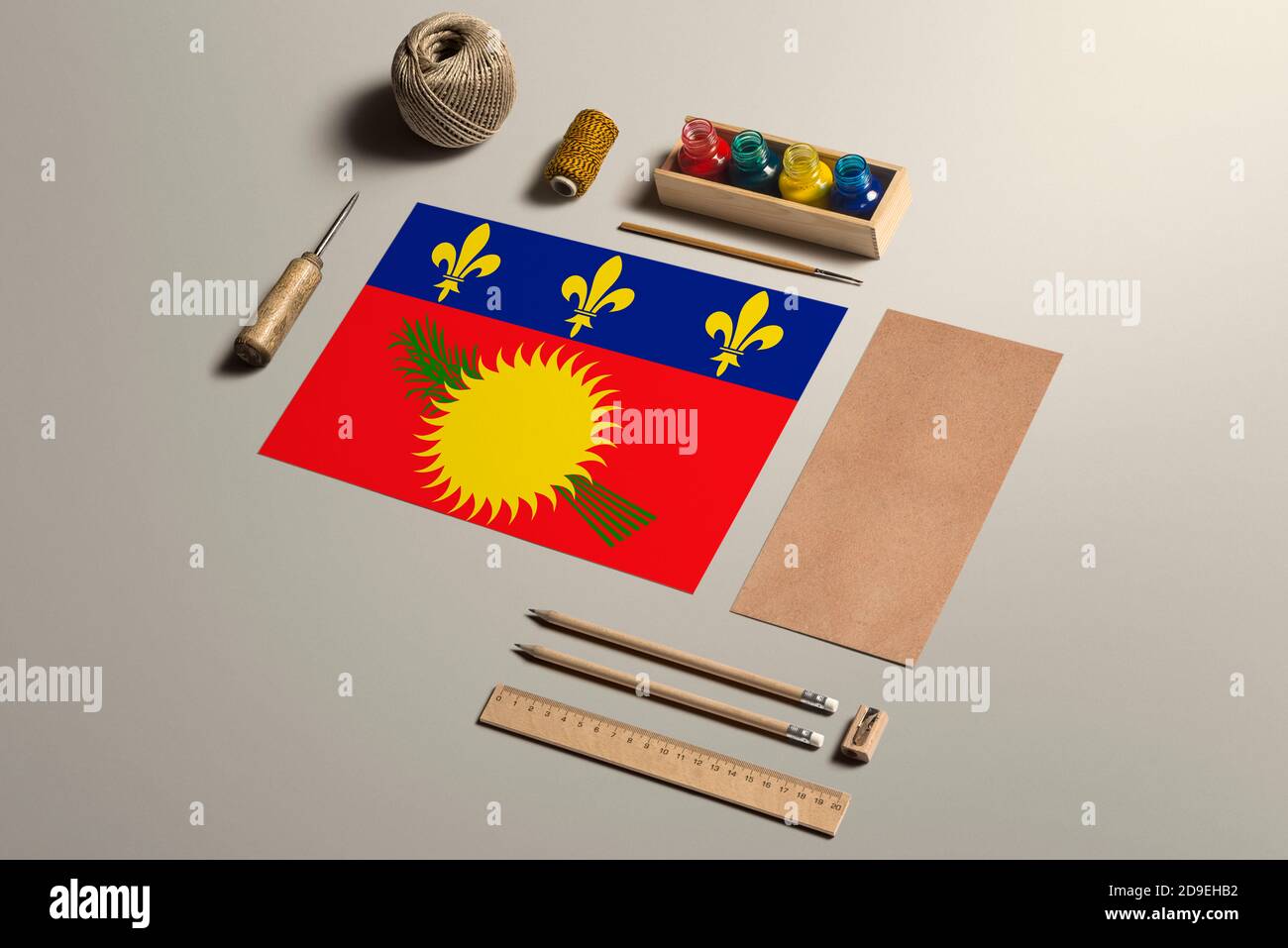 Guadeloupe calligraphie concept, accessoires et outils pour l'écriture  belle, crayons, stylos, encre, pinceau, papier d'artisanat et carton  fabrication sur bois Photo Stock - Alamy