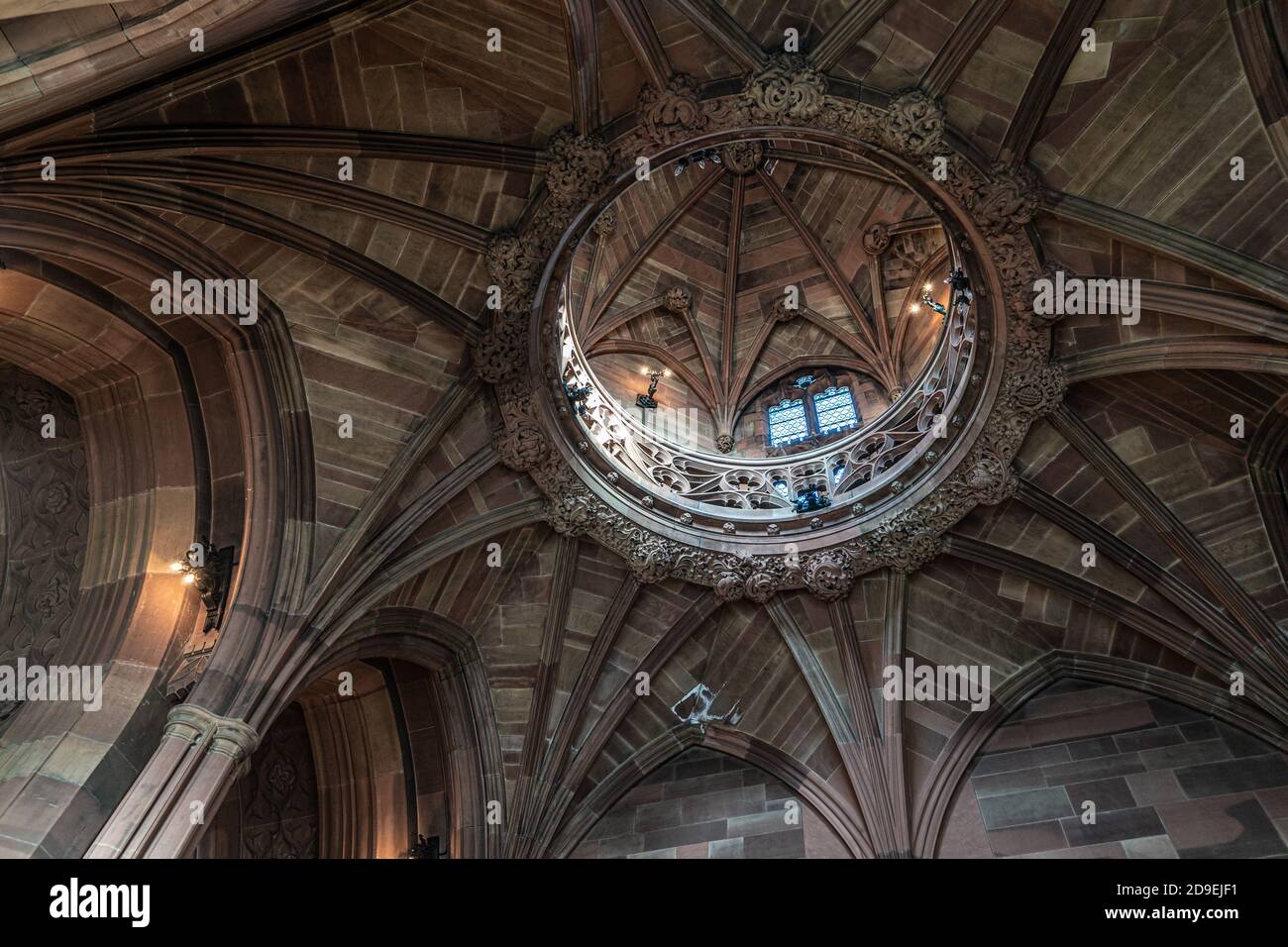 Plafond voûté de la bibliothèque John Rylands, Manchester montrant le grand balcon, plusieurs lumières et une fenêtre Banque D'Images