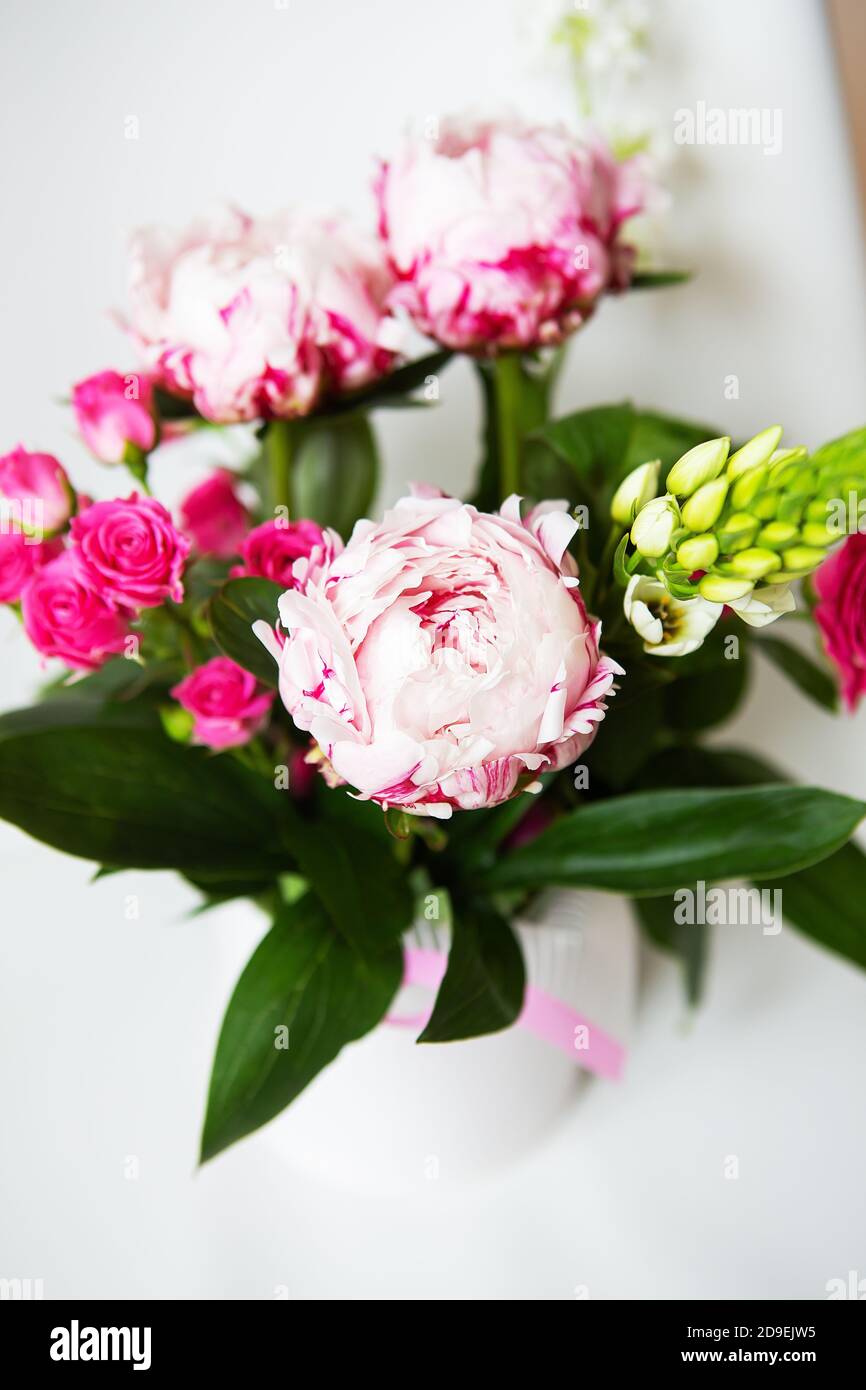 Un Beau Bouquet De Pivoines Roses Tendres Et De Petites Roses Se Dresse Sur Une Chaise Blanche Bouquet De Mariage Anniversaire Gros Plan Photo Stock Alamy Un Beau Bouquet De Pivoines Roses Tendres Et De Petites Roses Se Dresse Sur Une Chaise Blanche Bouquet De Mariage Anniversaire Gros Plan Photo Stock Alamy