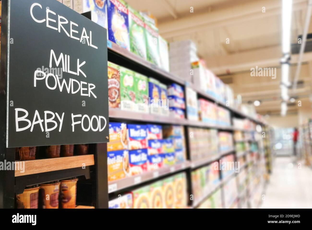 Céréales, lait en poudre, épicerie de bébé catégorie allée au supermarché Banque D'Images