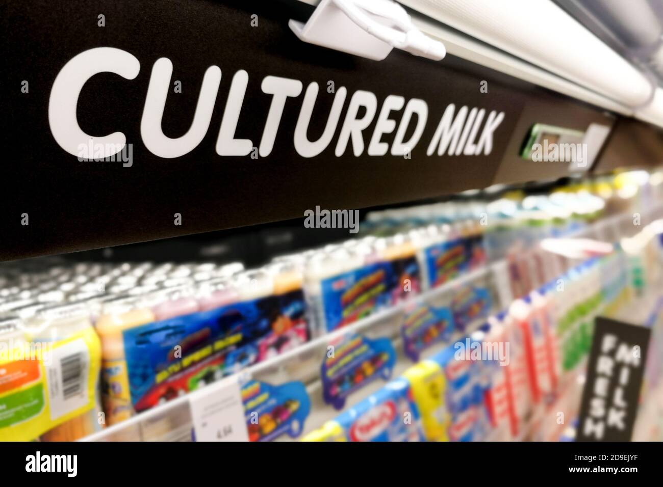 Signalisation sur le lait de culture au supermarché de la section réfrigérée du refroidisseur frais Banque D'Images
