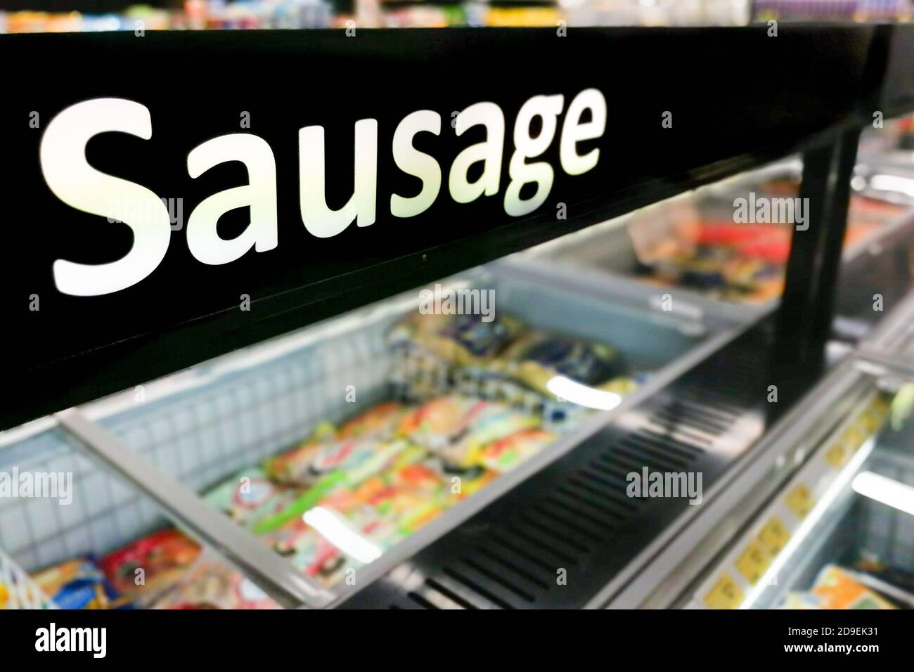 Affichage des saucisses dans la section fraîche réfrigérée du supermarché Banque D'Images
