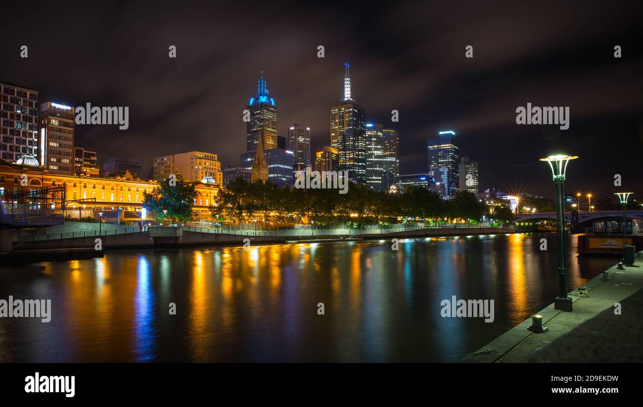 MELBOURNE, AUSTRALIE - 10 DÉCEMBRE 2014 : vue d'ensemble de Melbourne le long de la Yarra River au crépuscule. Melbourne est la capitale et la ville la plus peuplée du stat Banque D'Images
