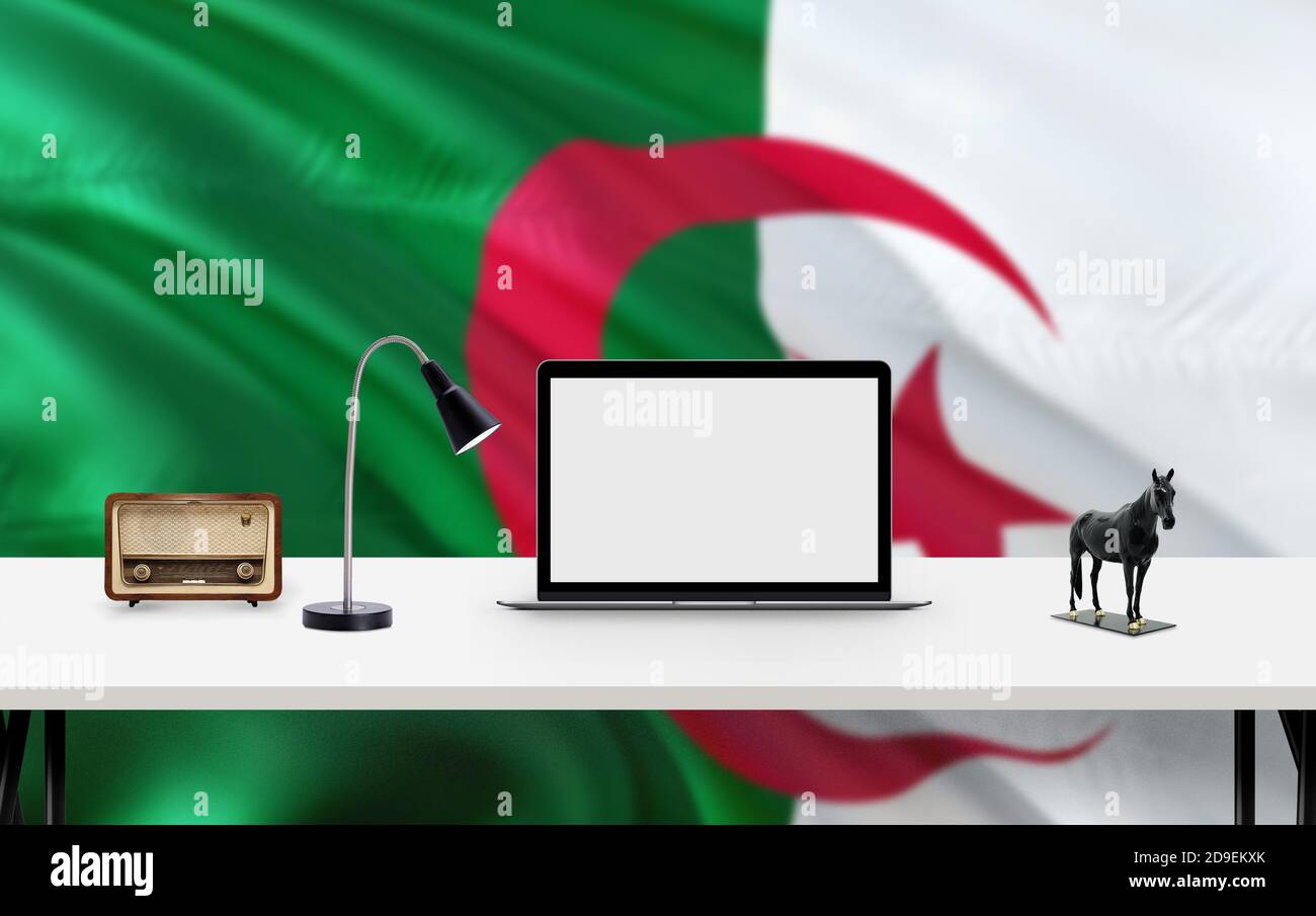 Drapeau national d'Algérie avec espace de travail, ordinateur de bureau et  accessoires de bureau sur table blanche moderne Photo Stock - Alamy
