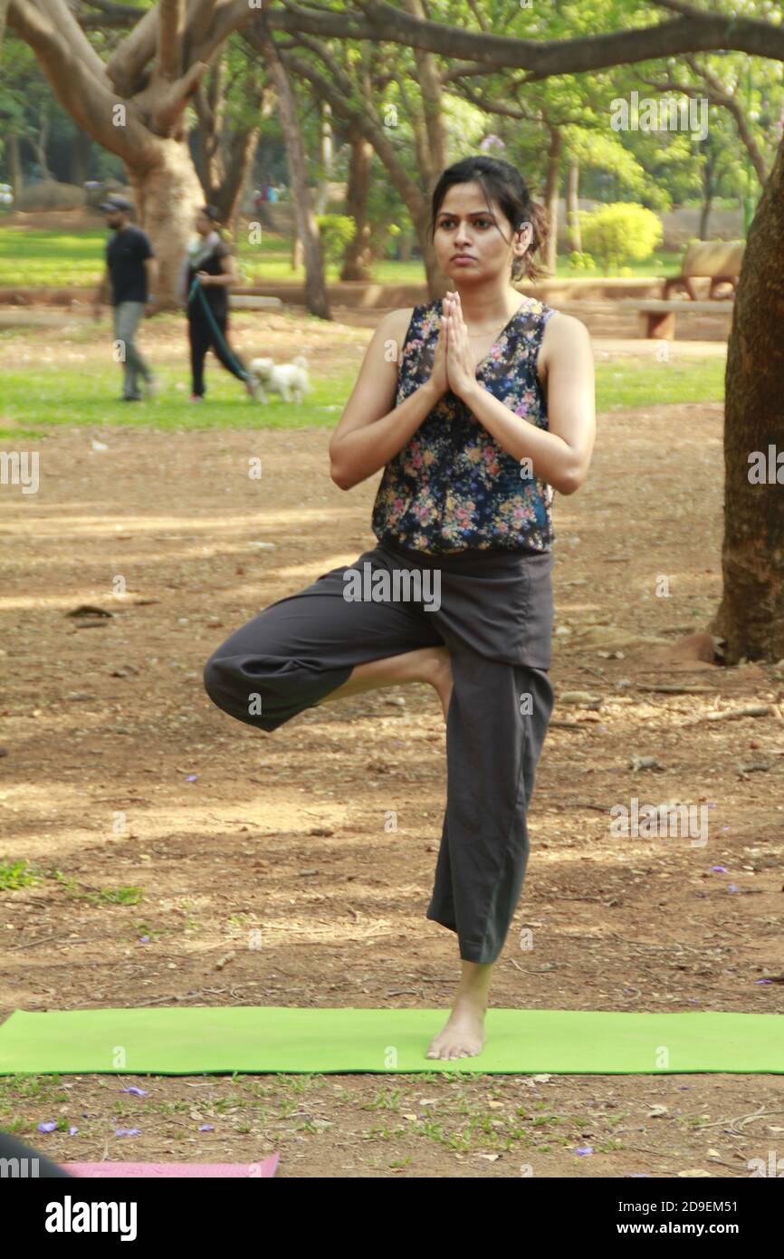 Yoga en plein air au Cubbon Park, Bangalore, Inde Banque D'Images