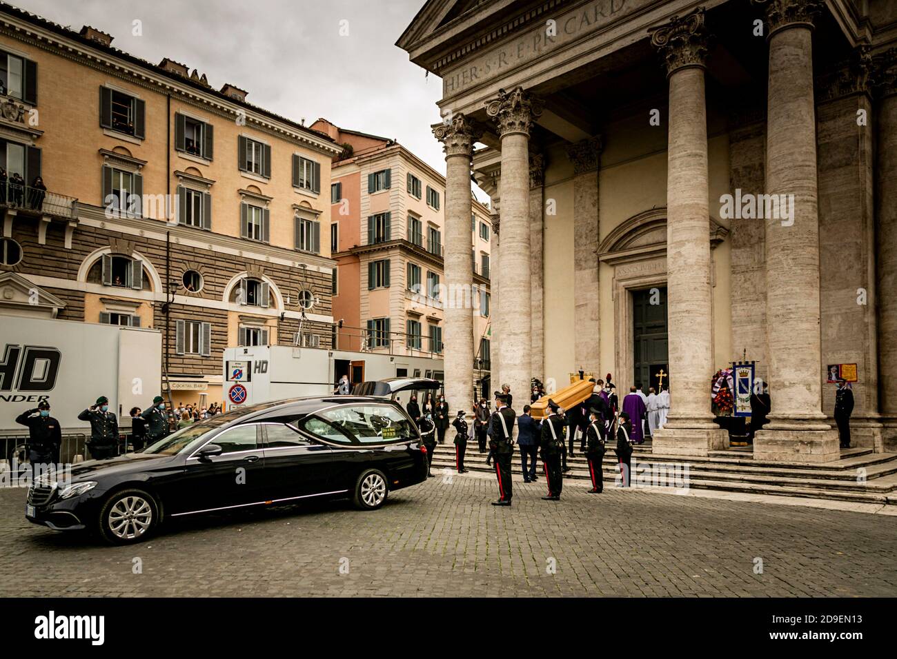 Rome, Rome, Italie. 5 novembre 2020. Le corps du grand comédien italien arrive à la basilique de Santa Maria à Montesanto, également connue sous le nom d'église des artistes. Crédit: Luigi Avantagiato/ZUMA Wire/Alamy Live News Banque D'Images