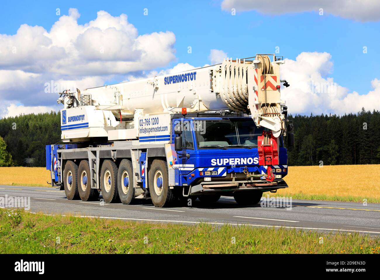 Faun ATF 220 G-5 grue mobile de Supernosot Oy à grande vitesse sur l'autoroute 2. Jokioinen, Finlande. 28 août 2020. Banque D'Images