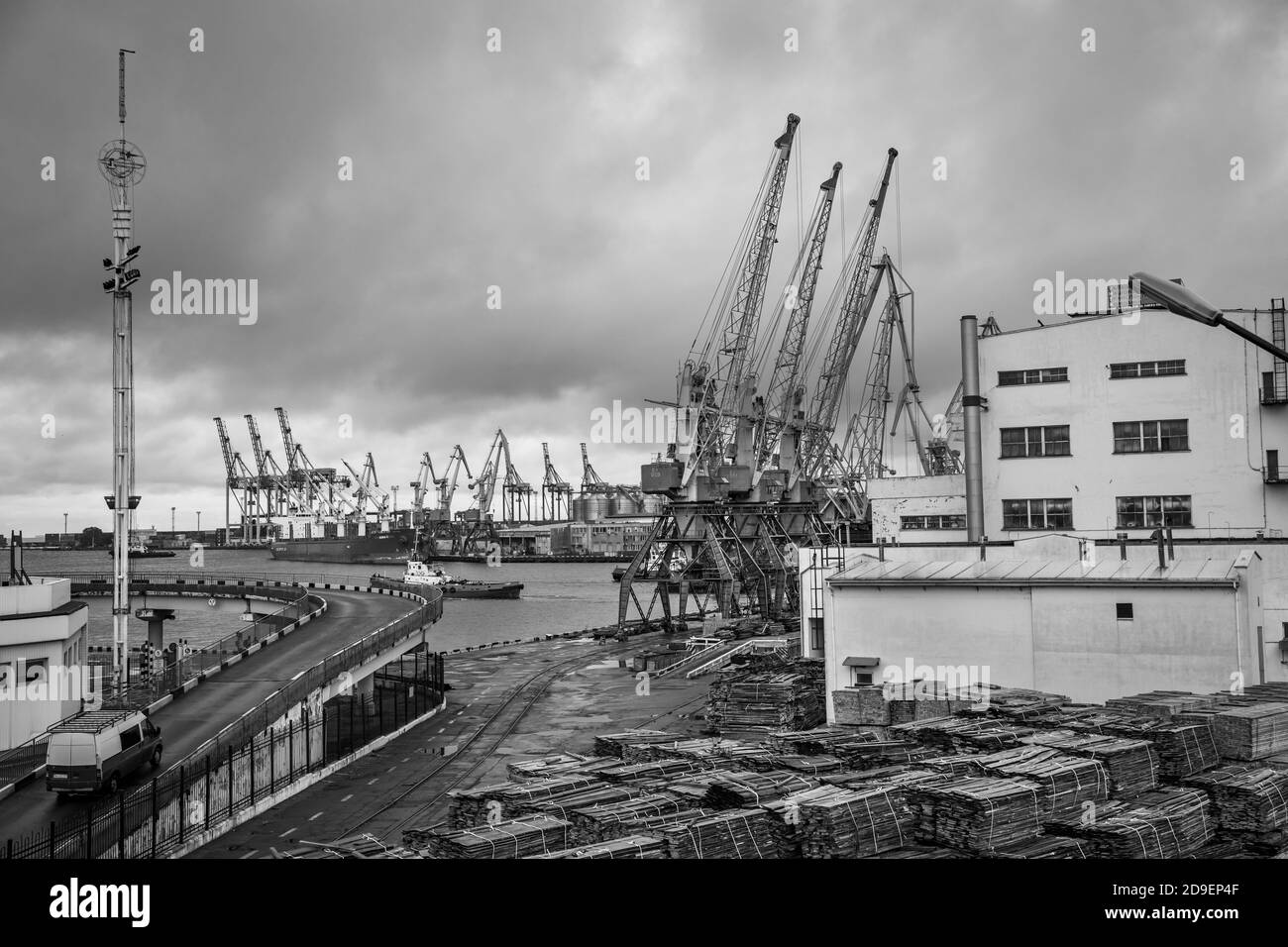 Odessa, Ukraine - 10 septembre 2018 : port commercial industriel maritime. Zone industrielle du port maritime d'Odessa. Grues à conteneurs. Borne de conteneur de cargaison de s Banque D'Images