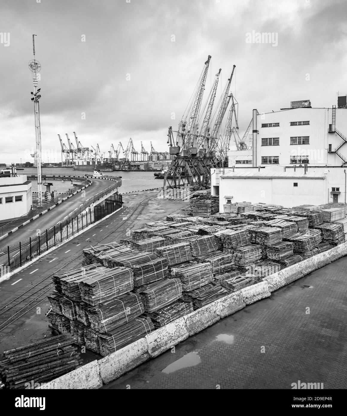 Odessa, Ukraine - 10 septembre 2018 : port commercial industriel maritime. Zone industrielle du port maritime d'Odessa. Grues à conteneurs. Borne de conteneur de cargaison de s Banque D'Images