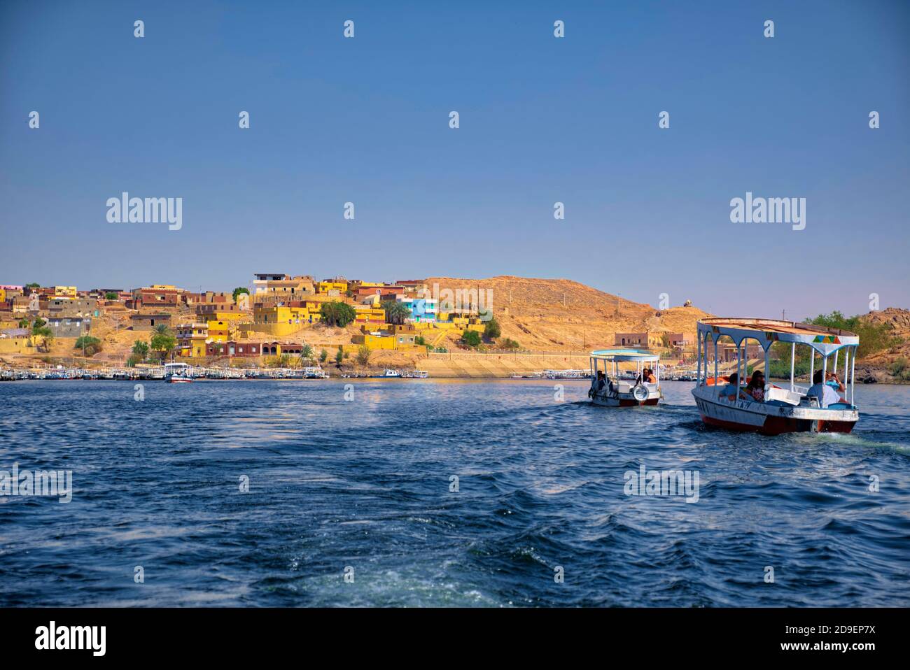 En bateau sur le Nil au temple de Philae, le long de la frontière sud de l'Égypte, séparant le Nil à Assouan en deux canaux, où t Banque D'Images