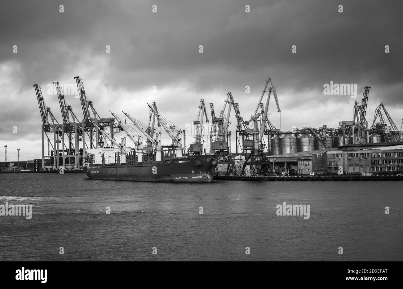 Odessa, Ukraine - 10 septembre 2018 : port commercial industriel maritime. Zone industrielle du port maritime d'Odessa. Grues à conteneurs. Borne de conteneur de cargaison de s Banque D'Images
