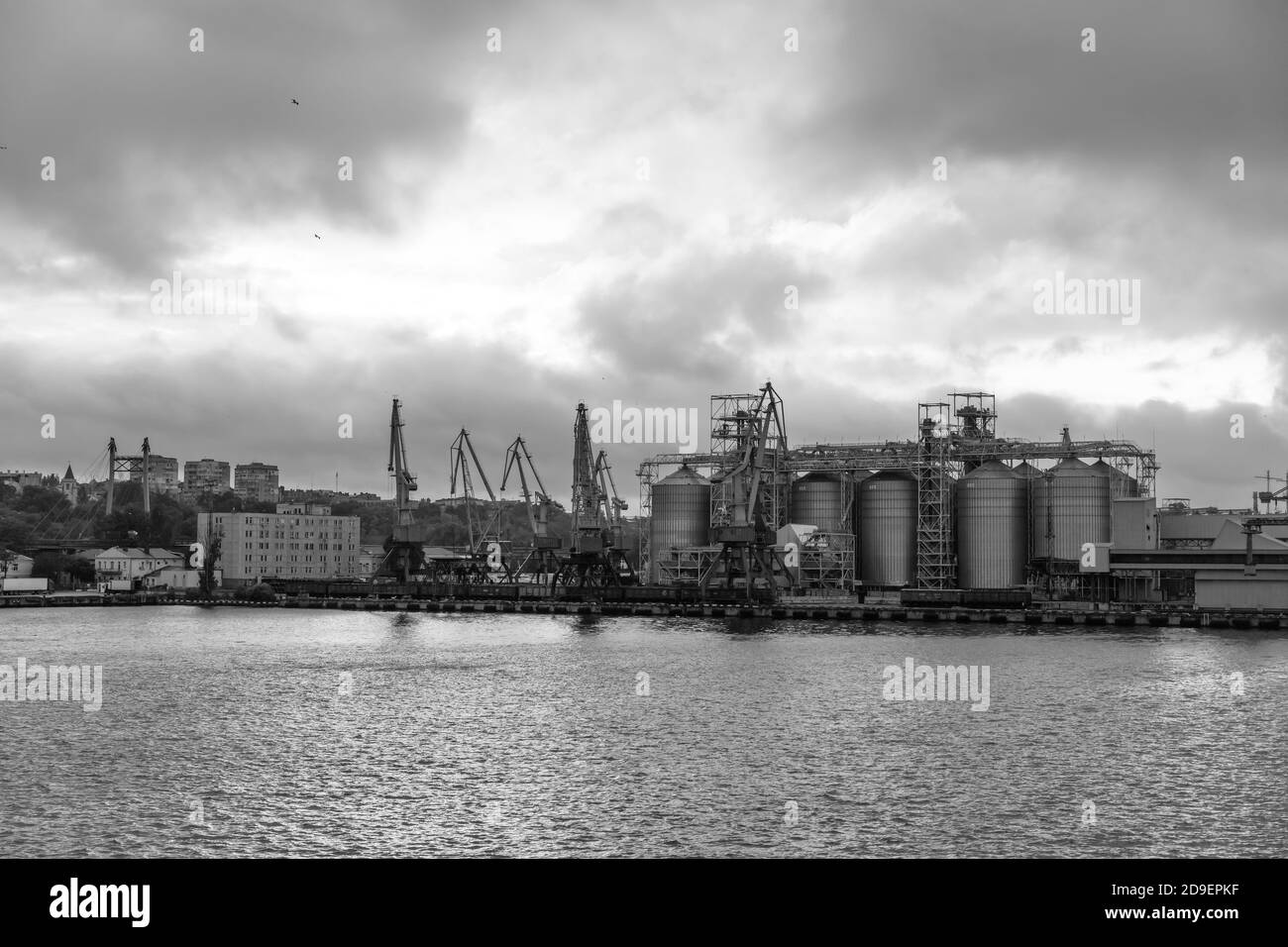 Odessa, Ukraine - 10 septembre 2018 : port commercial industriel maritime. Zone industrielle du port maritime d'Odessa. Grues à conteneurs. Borne de conteneur de cargaison de s Banque D'Images